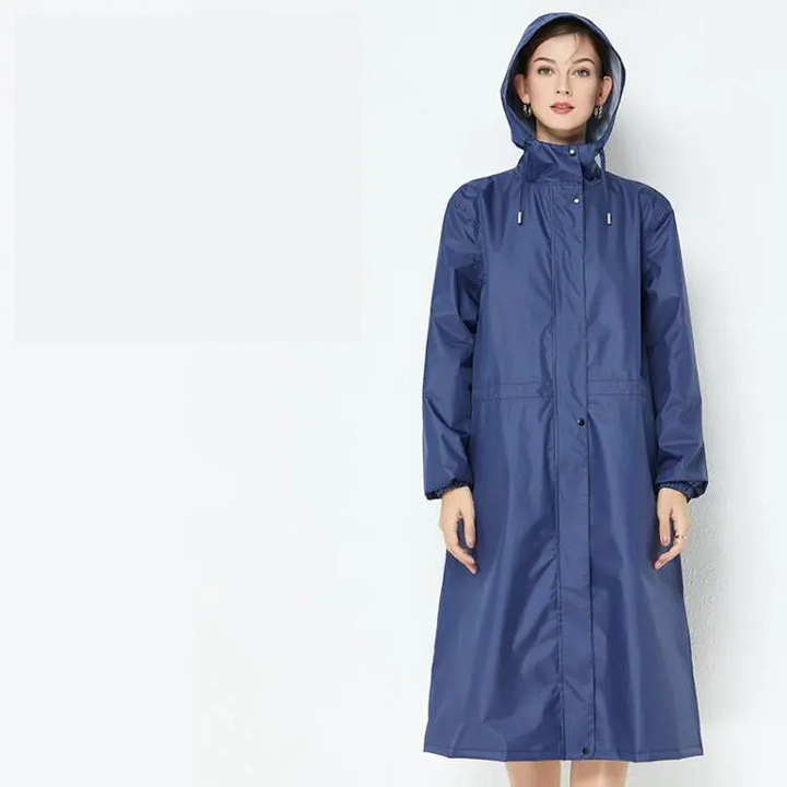 Trench donna antipioggia, elegante e funzionale, perfetto per un look sofisticato anche con il maltempo.