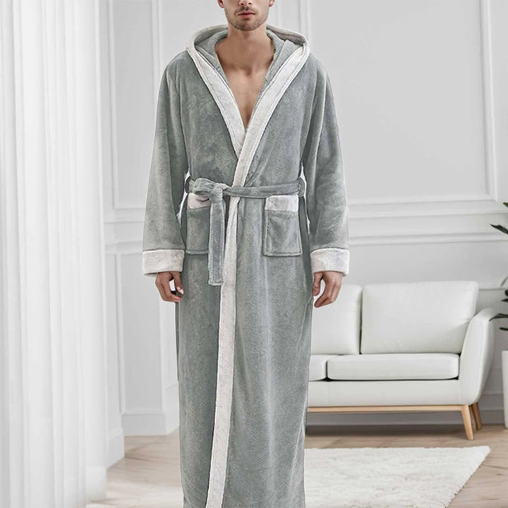 Accappatoio uomo stile kimono, morbido e confortevole con cappuccio. Ideale per momenti di puro relax in casa.
