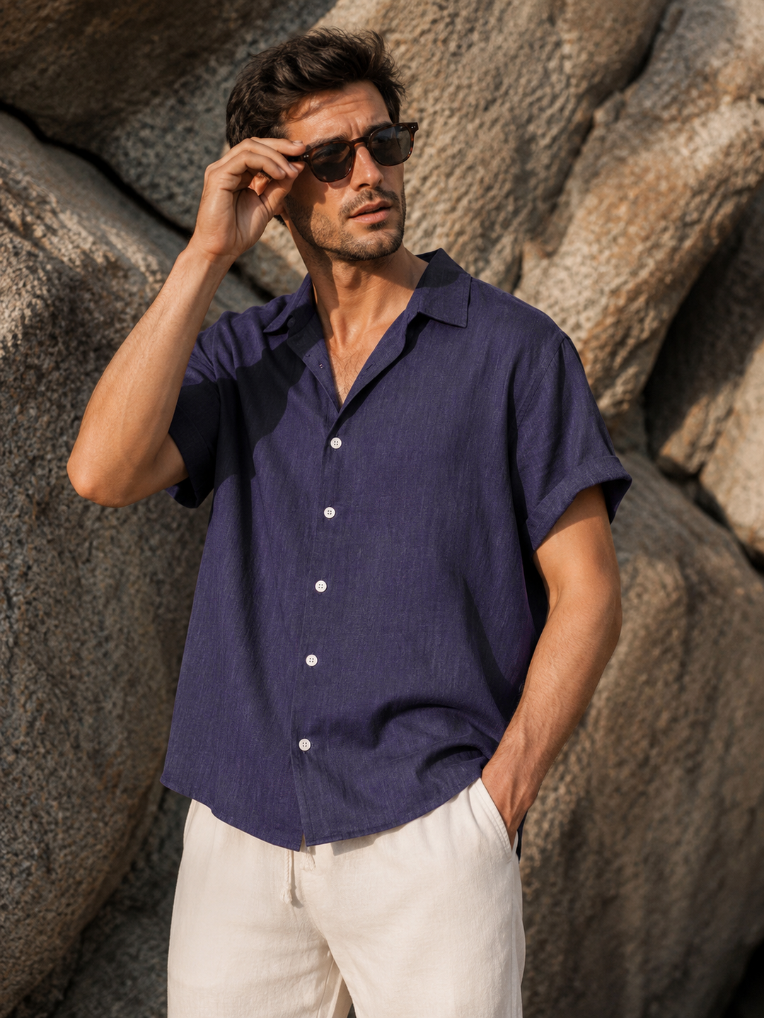 Camicia estiva uomo elegante viola profondo, maniche corte, ideale per look smart casual. Tessuto leggero e traspirante.