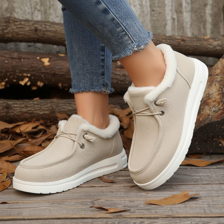 Stivali invernali donna slip-on neri con suola antiscivolo, perfetti per comfort e stile quotidiano.