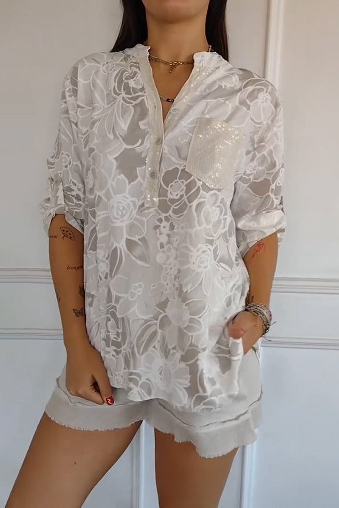 Blusa donna casual elegante, motivo floreale traforato blu e bianco, ideale per primavera estate.