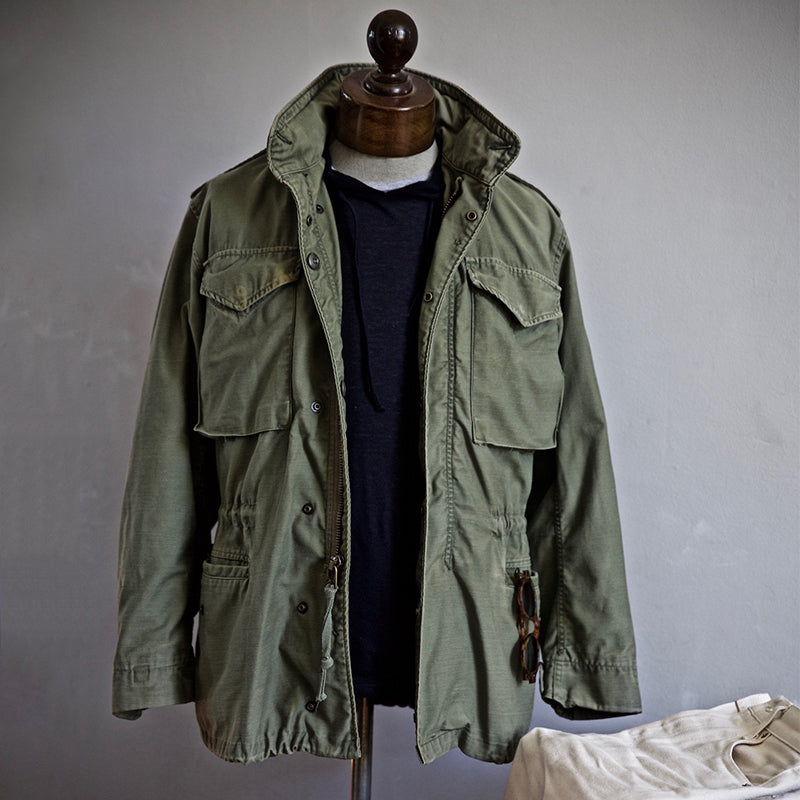 Giacca militare uomo autunnale verde oliva stile M-65 con tasche multiple. Funzionale abbigliamento esterno moda.