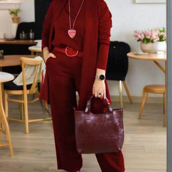 Moda donna autunno: set tre pezzi con cardigan lungo, top e pantaloni larghi per stile ufficio moderno.
