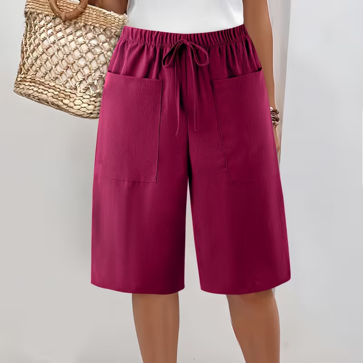 Bermuda donna casual in stile relaxed fit, con grandi tasche e cordino regolabile per un comfort che dura tutto il giorno.