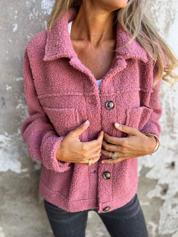 Giacca corta elegante da donna con revers in pile, ideale per un look chic e versatile nelle mezze stagioni.