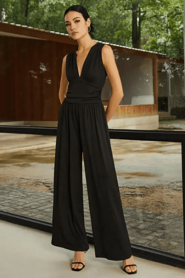 Elegante tuta jumpsuit da donna con scollo a V, perfetta per look serali o outfit chic.