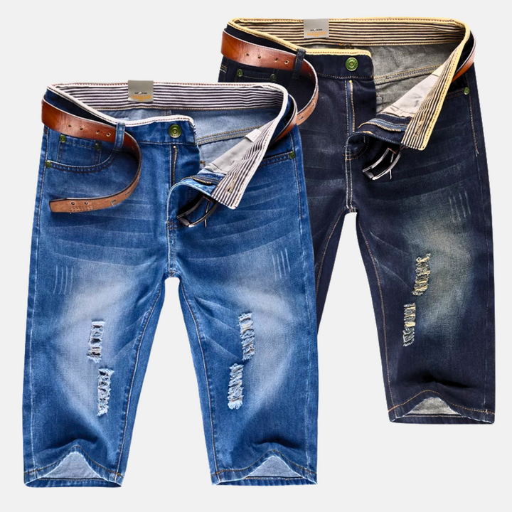Pantaloncini uomo strappati, taglio dritto. Design casual che offre comfort estivo per uno stile urbano o vacanza.
