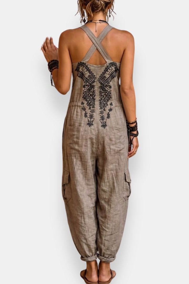 Modella indossa tuta bohemien ricamata con tasche, ideale per l'estate casual, comoda e di tendenza.