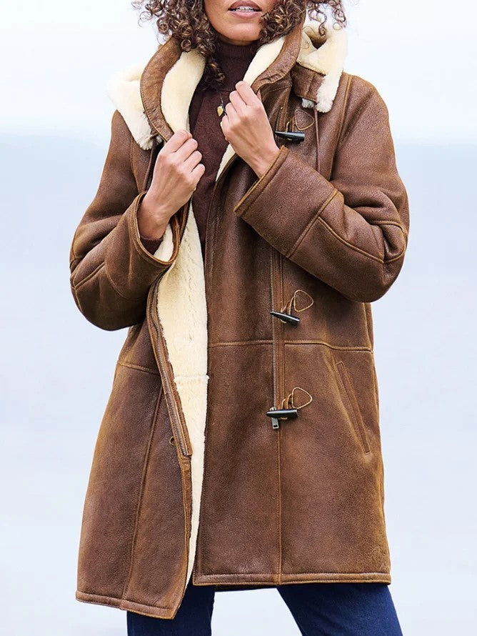 Elegante cappotto lungo marrone da donna per l'inverno, con cappuccio. Perfetto per stare al caldo con stile.