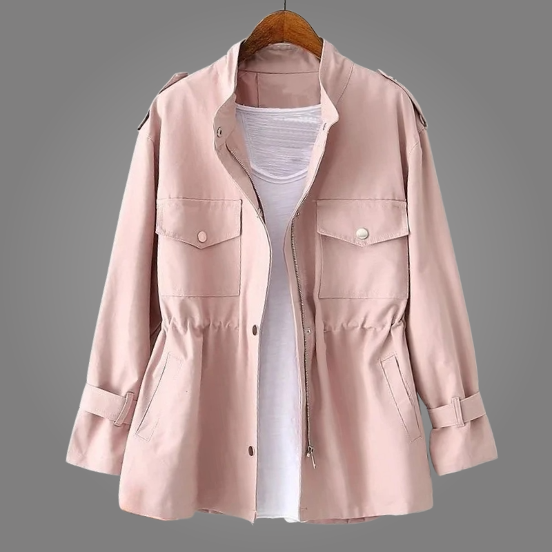 Cappotto impermeabile da donna classico con bottoni, colore neutro. Eleganza quotidiana per primavera e autunno.