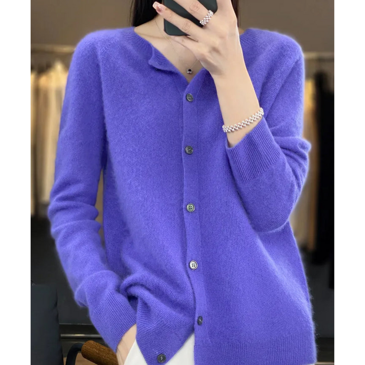 Cardigan elegante da donna, scollo tondo. Stile casual chic per moda autunno inverno. Nuova collezione.