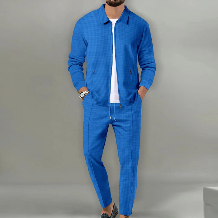 Modello indossa abito uomo due pezzi casual elegante. Completo moderno con gilet e pantaloni per un look raffinato.