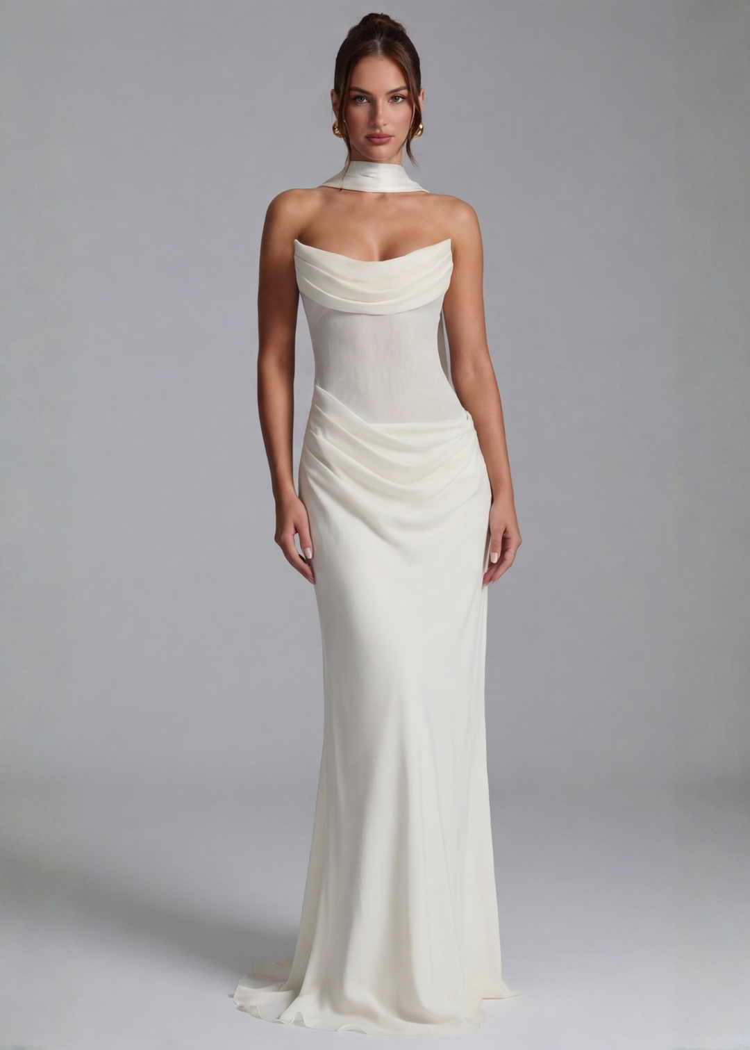 Donna in abito da sera maxi drappeggiato, che cammina. Vestito lungo elegante per feste, cerimonie e balli importanti.