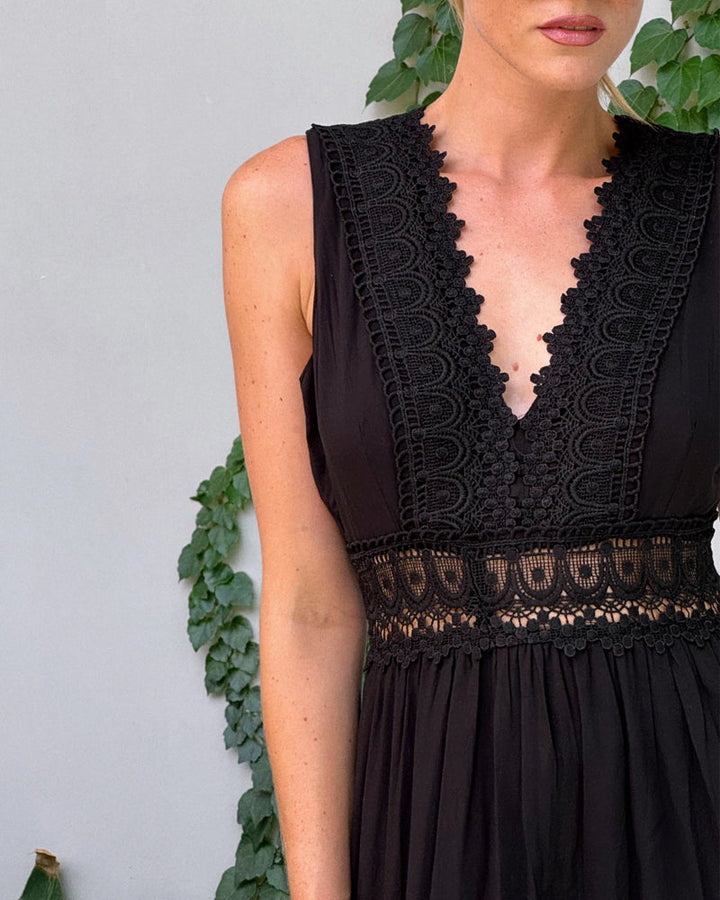 Abito estivo fluido in pizzo bianco, ideale per un look boho chic, lungo e leggero.