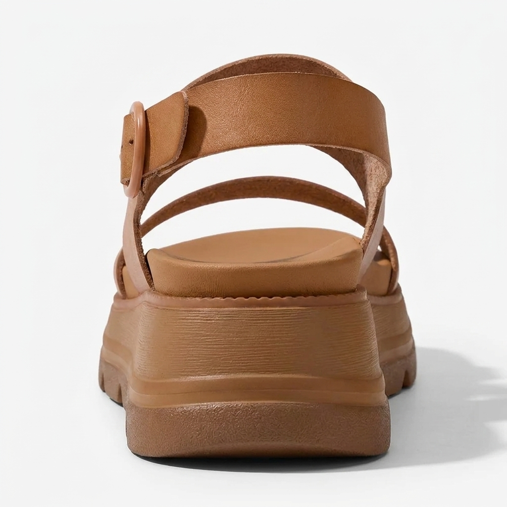 Donna con sandali platform e fibbia, perfetti per outfit casual estivi. Scarpe alla moda e comode.