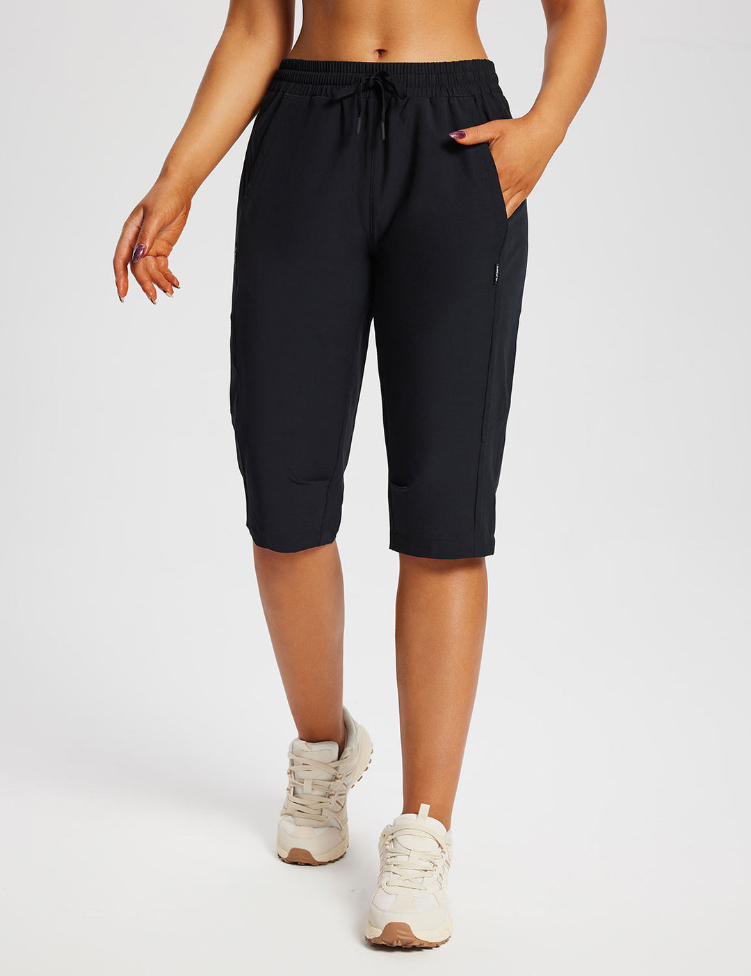 Pantaloni capri donna per viaggio avventura, con tasche multiple e tessuto anti-piega.