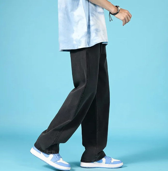 Jeans casual uomo, gamba dritta e vestibilità ampia, ideali per outfit streetwear moderni.