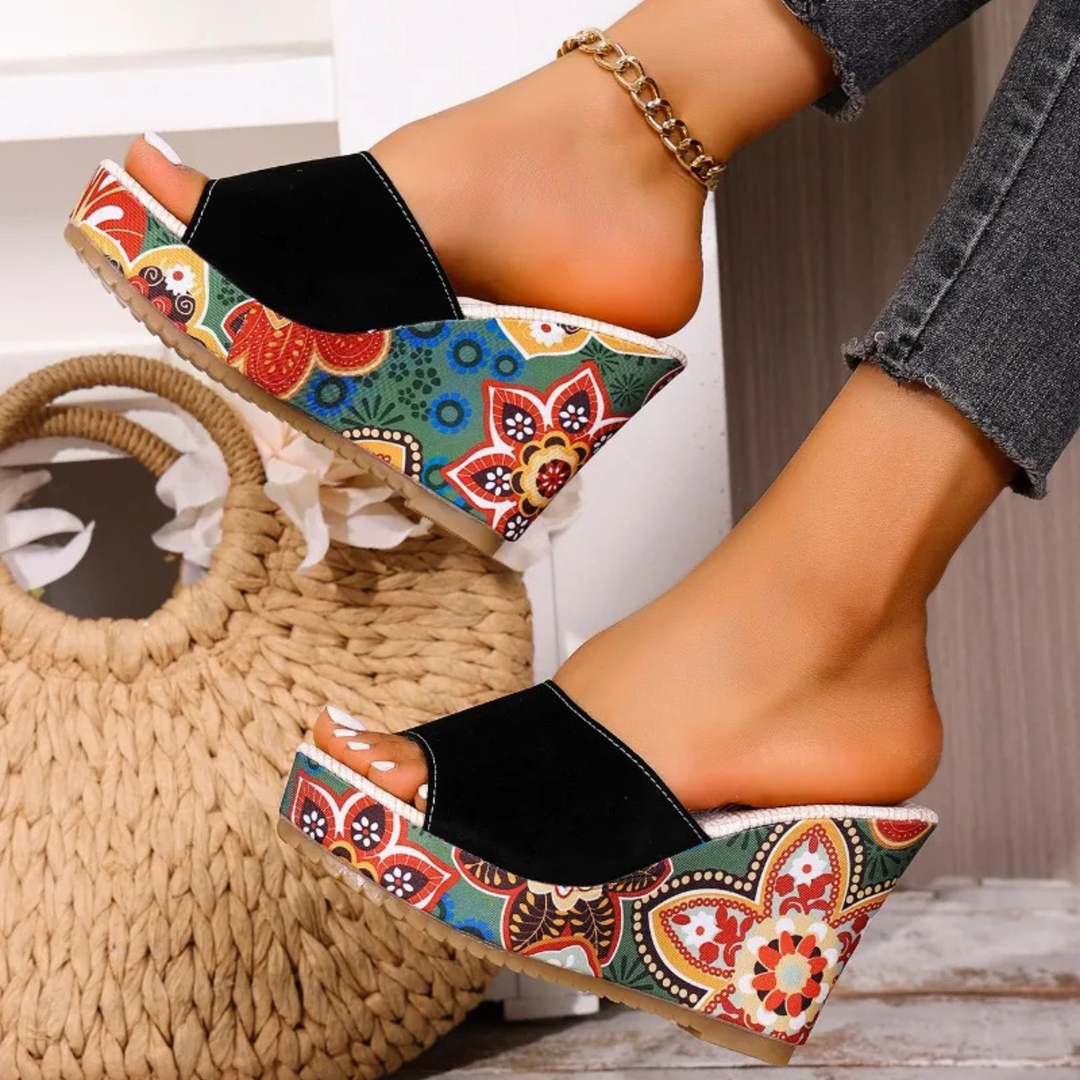 Dettaglio zeppa floreale su sandali donna slip-on, eleganti e pratici per l'estate.