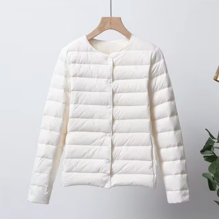 Piumino donna ultra sottile, leggero ed elegante. Stile versatile per look casual o chic in ogni stagione.