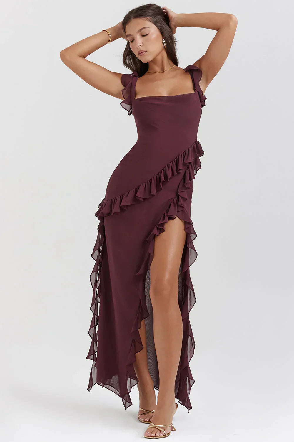 Abito da festa lungo con spacco, esalta la figura con stile e comfort per occasioni speciali.