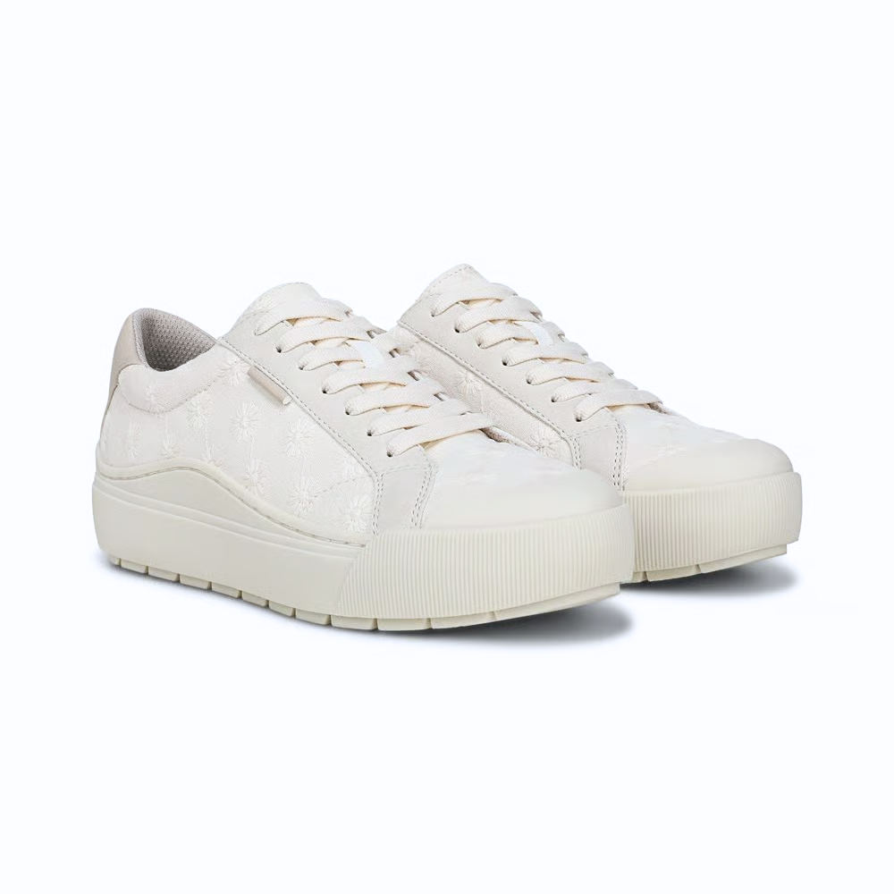 Sneakers da donna bianche ricamate floreali, ideali per uno stile casual elegante e confortevole.