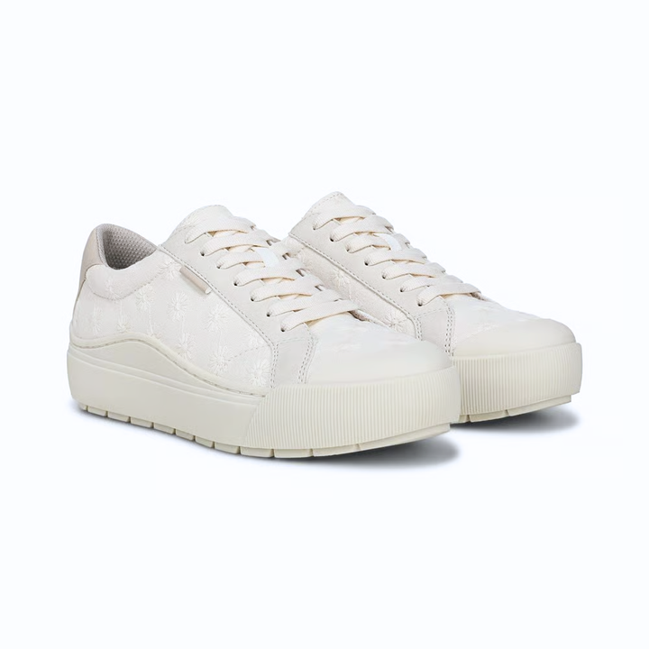 Sneakers da donna bianche ricamate floreali, ideali per uno stile casual elegante e confortevole.