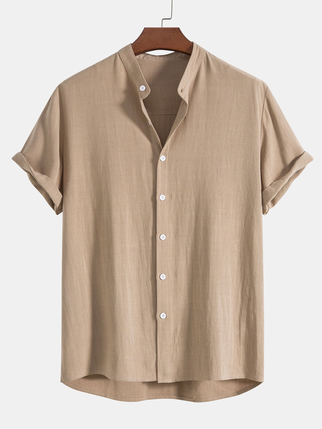 Completo estivo uomo in lino beige, stile casual elegante, perfetto per la spiaggia e serate estive.