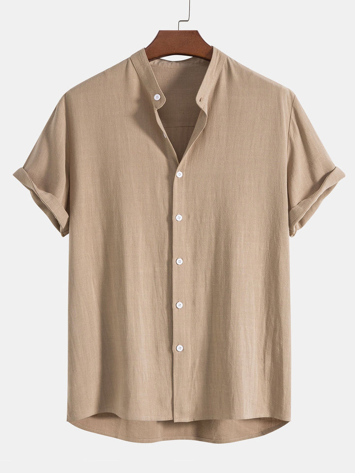 Completo estivo uomo in lino beige, stile casual elegante, perfetto per la spiaggia e serate estive.