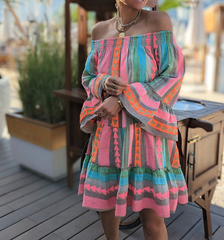 Abito midi colorato da donna con maniche lunghe, per un look di moda estiva chic e confortevole.