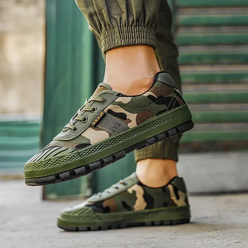 Sneakers donna camouflage verde, robuste scarpe outdoor mimetico per trekking e uso urbano.