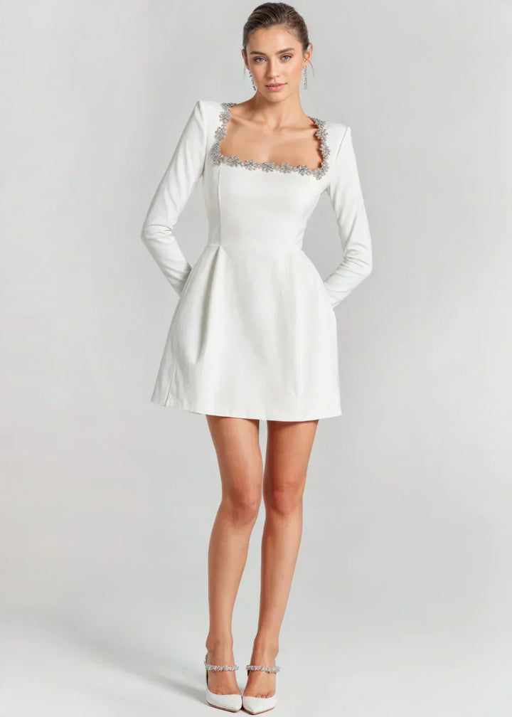 Look elegante: abito mini donna, scollo quadrato, maniche lunghe, gonna svasata, ideale per party.