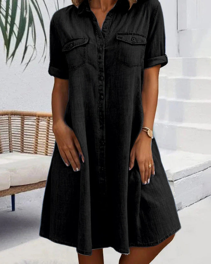 Abito da donna fresco e versatile, silhouette a A, con colletto a revers per un look casual-chic.
