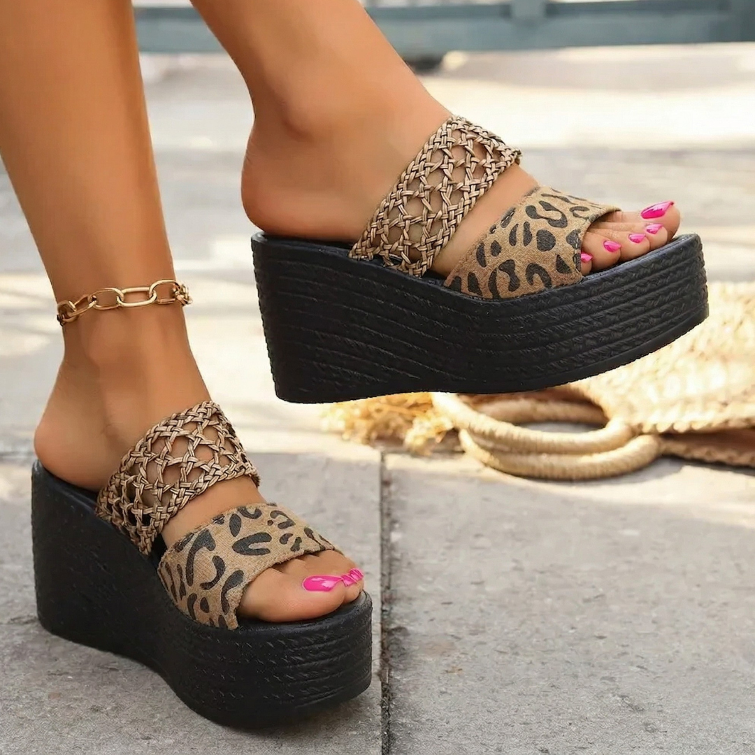 Sandali donna slip-on con zeppa, perfetti per vacanza e moda estiva. Stile casual chic per un comfort duraturo.