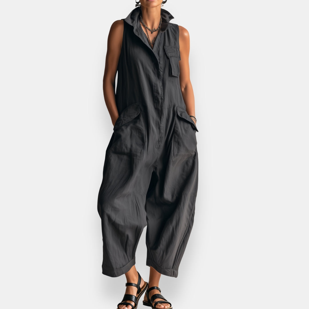 Tuta donna oversize senza maniche con ampie tasche utility laterali, perfetta per un look casual estivo e confortevole.