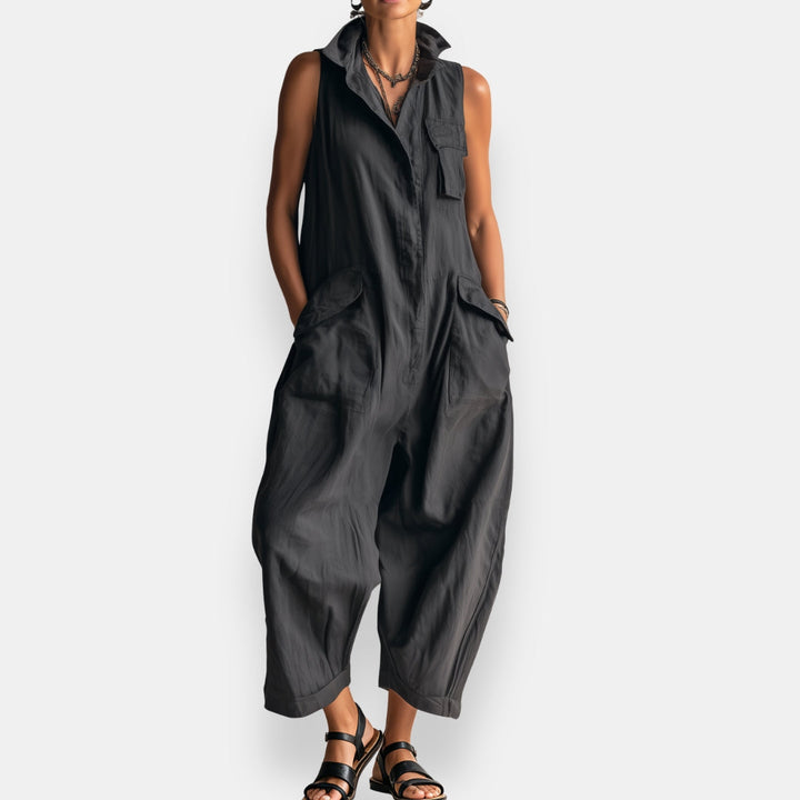 Tuta donna oversize senza maniche con ampie tasche utility laterali, perfetta per un look casual estivo e confortevole.