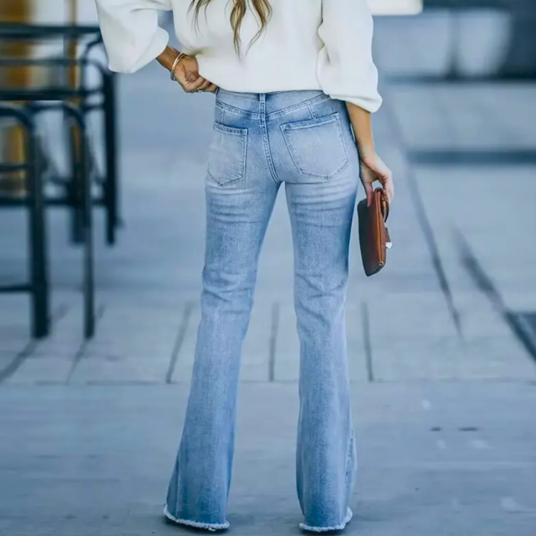 Jeans donna vita alta comodi con gamba leggermente svasata, ideali per eleganza quotidiana.