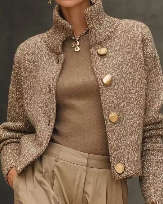 Elegante giacca corta invernale da donna color beige, con vestibilità tailored per un outfit chic.