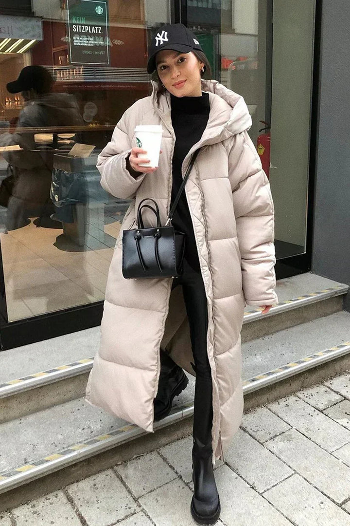 Giacca lunga piumino donna per moda inverno, cappotto caldo e chic, perfetto abbigliamento freddo.