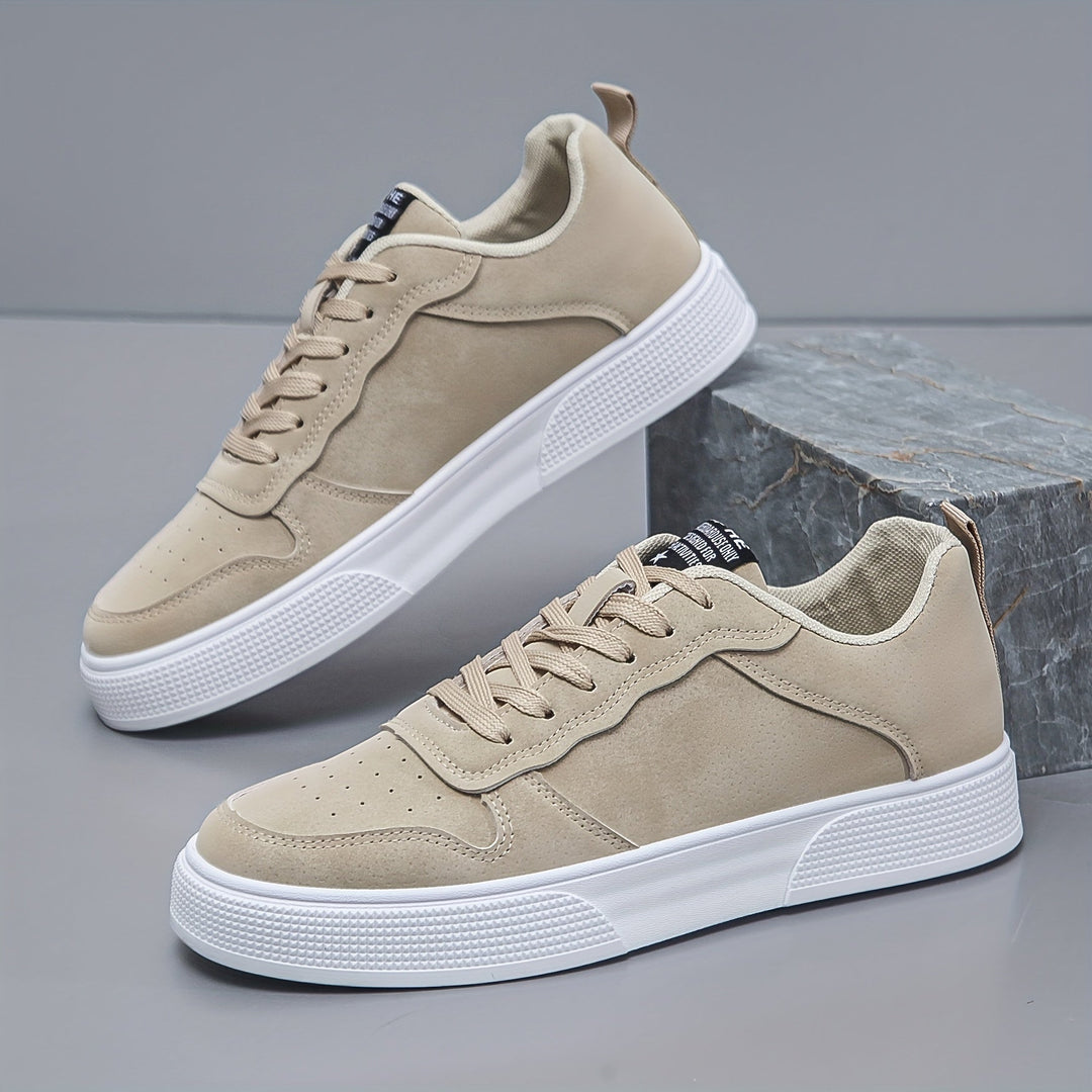 Sneakers basse uomo di qualità, calzature in tinta unita che offrono stile moderno e grande comfort.