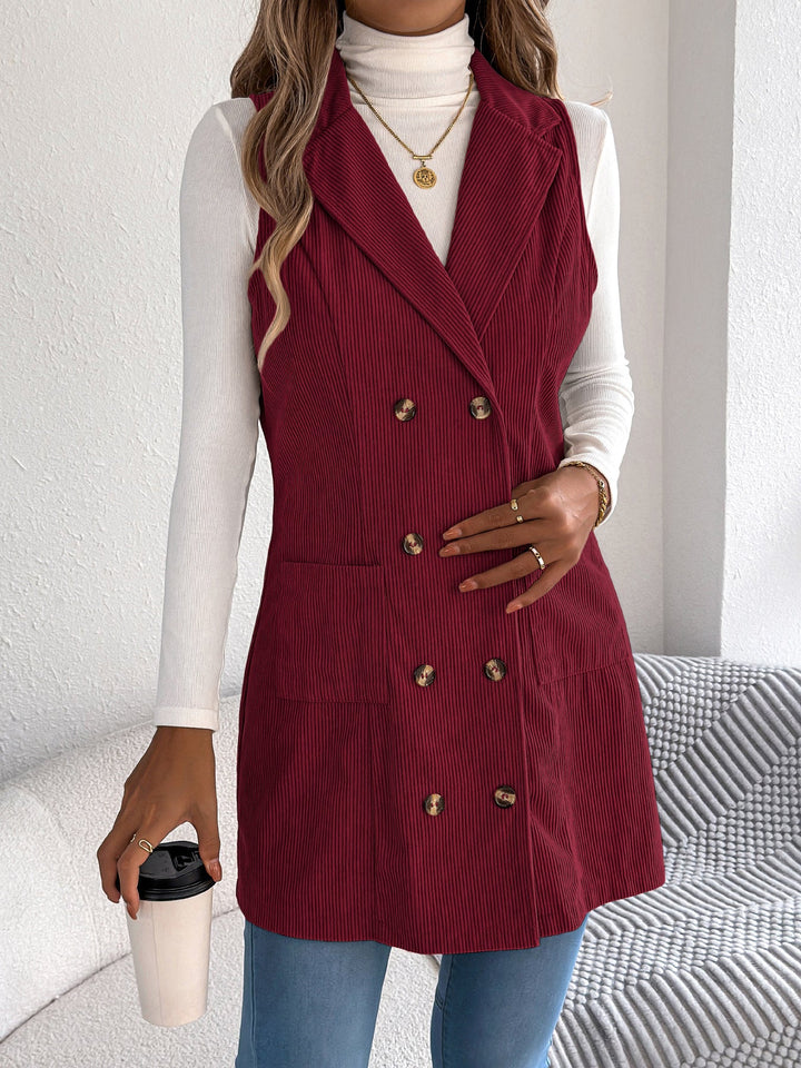 Gilet lungo donna doppiopetto, essenziale per un look a strati casual-chic autunnale.