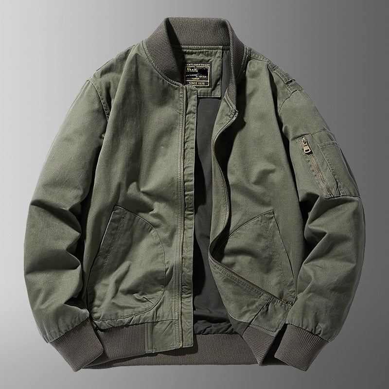 Giubbotto bomber uomo casual con collo alto e vestibilità rilassata, ideale per look primaverili e autunnali.