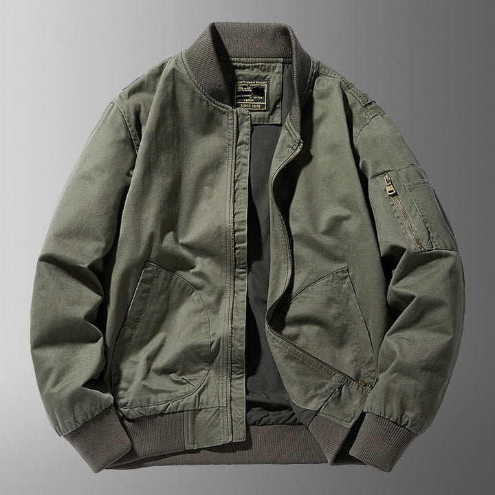 Giubbotto bomber uomo casual con collo alto e vestibilità rilassata, ideale per look primaverili e autunnali.