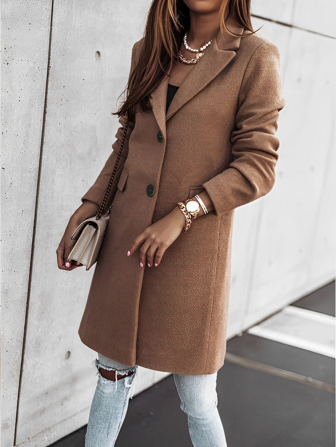 Cappotto da donna lungo, classico autunnale, con design a scollo a V e chiusura con bottoni. Comfort e stile.