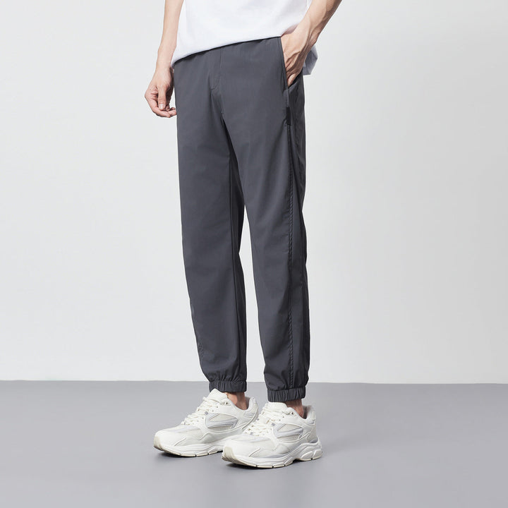 Pantaloni estivi uomo cropped con coulisse in vita, alla caviglia, offrono massimo comfort e stile casual.