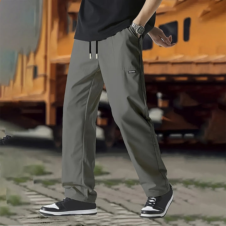 Pantaloni uomo a gamba dritta, vestibilità ampia. Perfetti per outfit casual e comfort quotidiano.