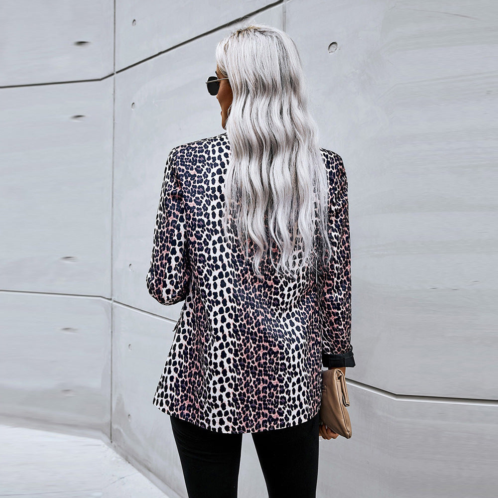 Blazer donna elegante con stampa leopardata, vestibilità comoda. Ideale per outfit ufficio o un tocco casual chic. Capo versatile.