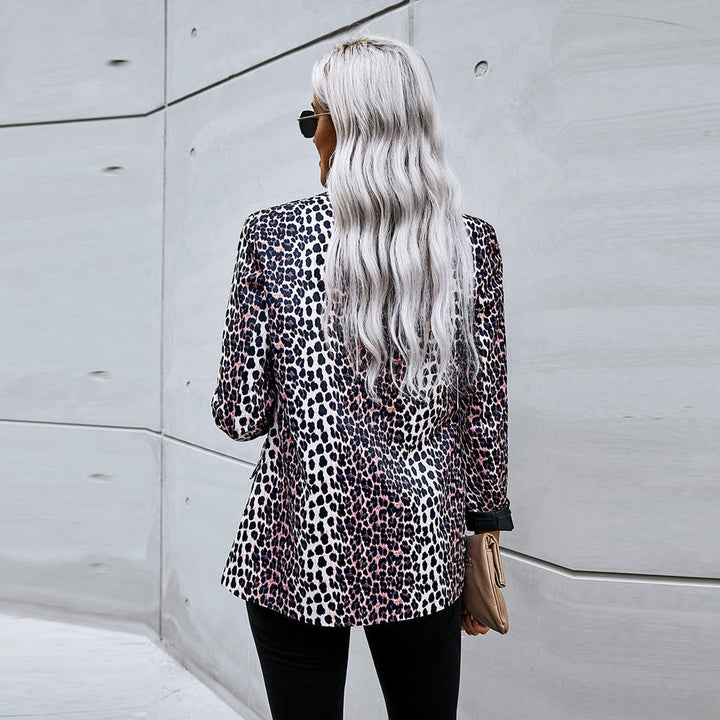 Blazer donna elegante con stampa leopardata, vestibilità comoda. Ideale per outfit ufficio o un tocco casual chic. Capo versatile.