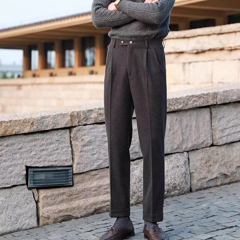 Pantaloni uomo cropped casual chic con coulisse e gamba dritta, perfetti per un look moderno e versatile.