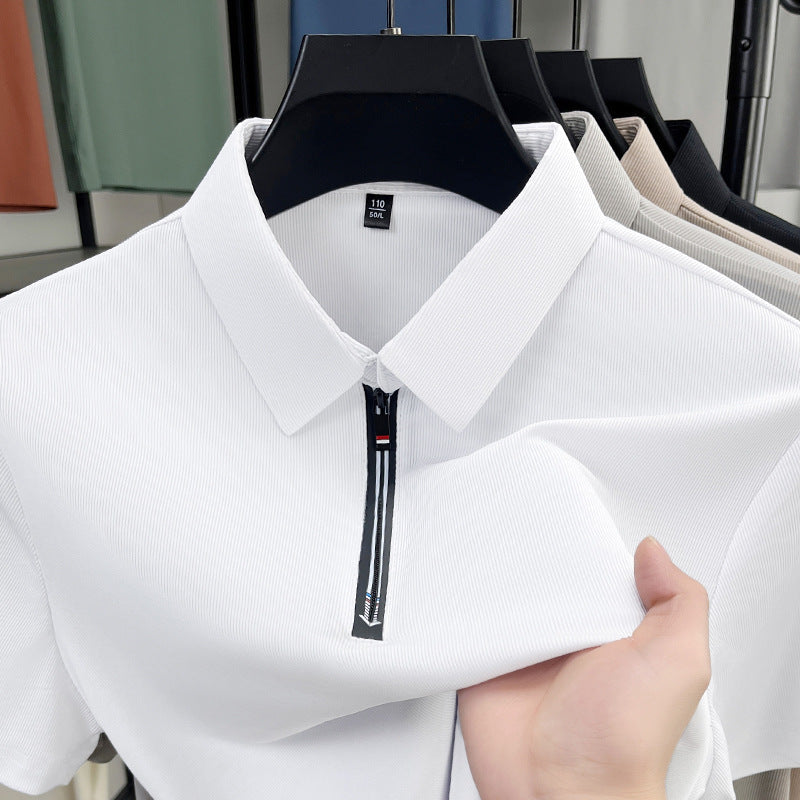 Polo uomo beige estiva con mezza zip e maniche corte. Stile moderno e comfort per le giornate estive casual.
