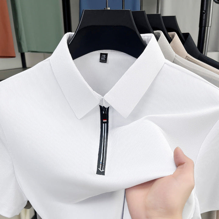 Polo uomo beige estiva con mezza zip e maniche corte. Stile moderno e comfort per le giornate estive casual.